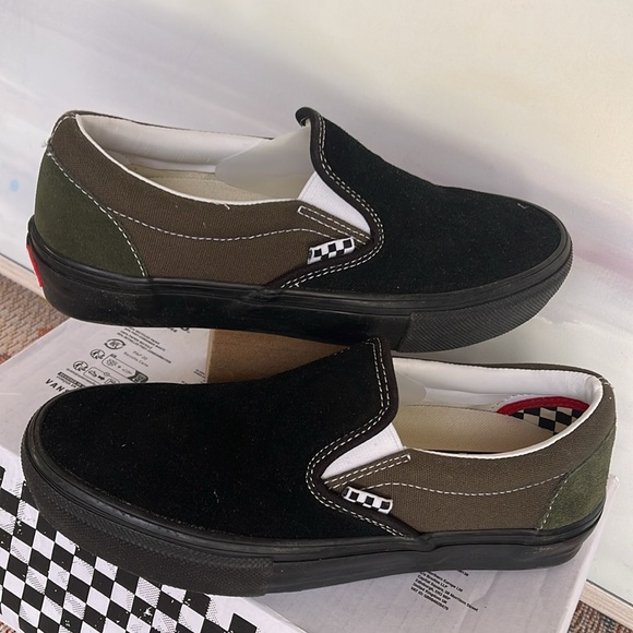 Vans Men’s Skate Slip-On Black/Grape Leaf
VN0A5FCAKE9
Sneakers - Picture 11 of 16